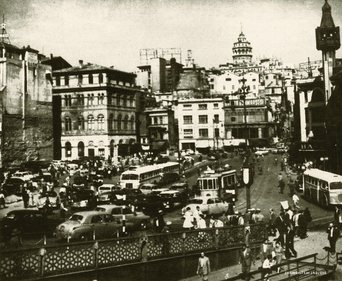 17- “Karaköy’de meydan açılışının ilk safhasını yukarıdaki resimde görüyoruz.
            Bu meydan daha da genişletilecek ve tanzim olunarak hem şehrin denizden
            giriş kapısında güzel bir süs, hem de Beyoğlu ve karşı yaka trafiğinin rahat
            akabileceği bir geçit olacaktır”