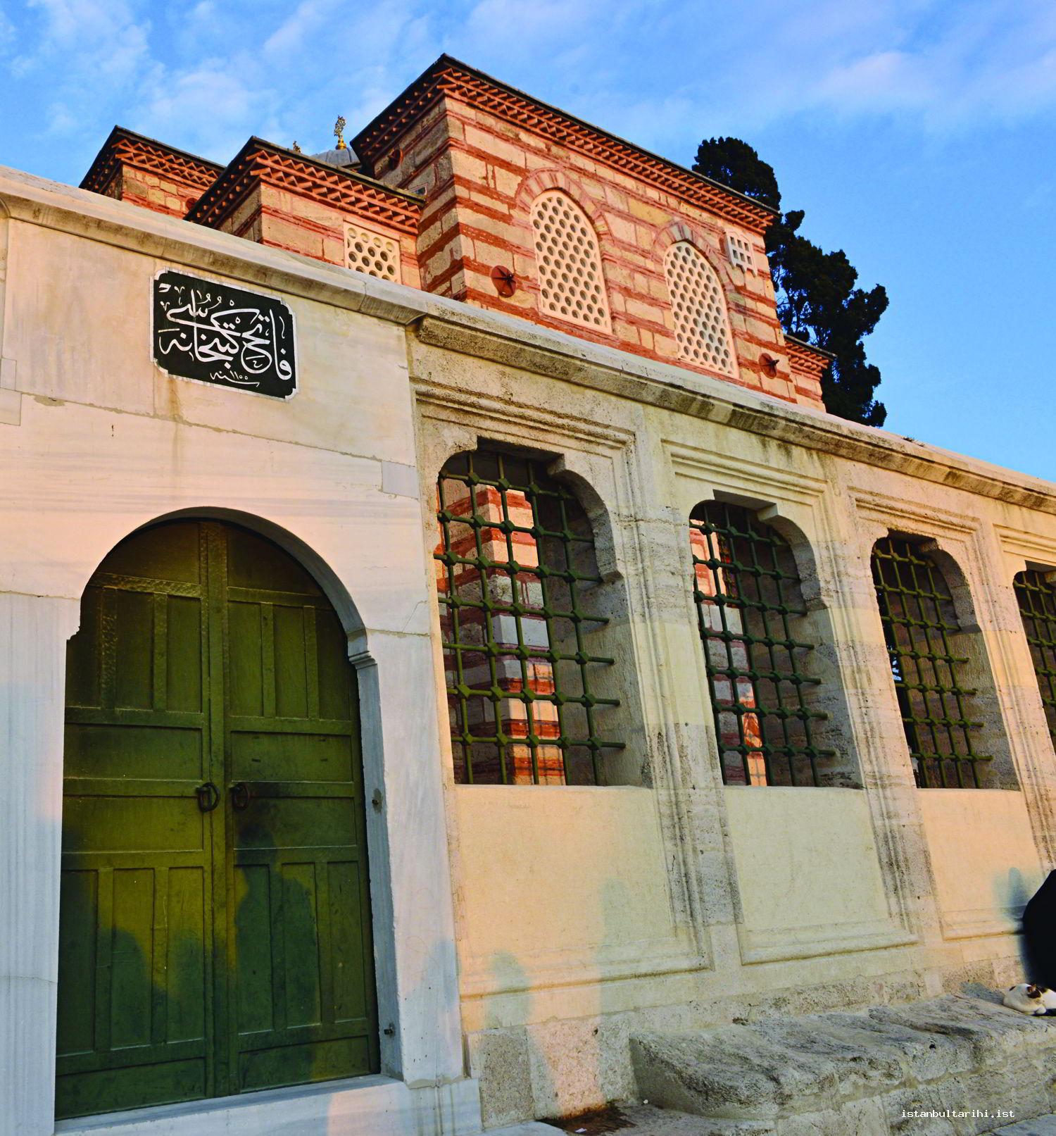 1a- The entrance of Fatih Library and its view from the side of covered graveyard