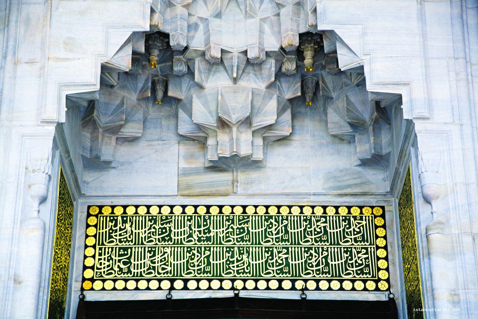Sultanahmet Camii, banisinin isminin (I. Ahmed) yer aldığı kitabesi