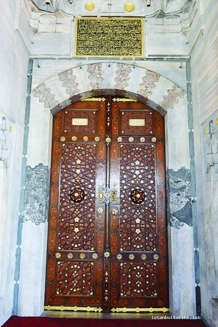 11- Üsküdar Mihrimah Sultan Camii’nin iç giriş kapısı ve kitabesi