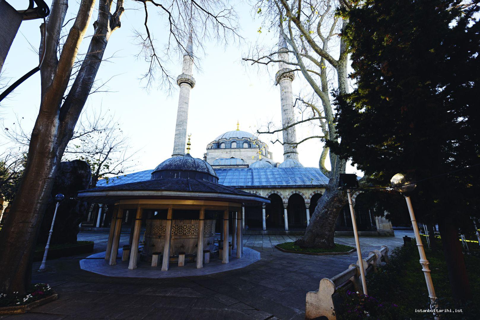 14- Atik Valide Sultan Camii