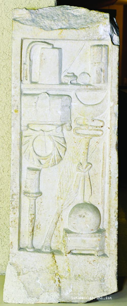 2- Üzerinde güneş saati bulunan bir astronomi bilgininin mezar taşı (MÖ II. yüzyıl) (İstanbul Arkeoloji Müzesi)
