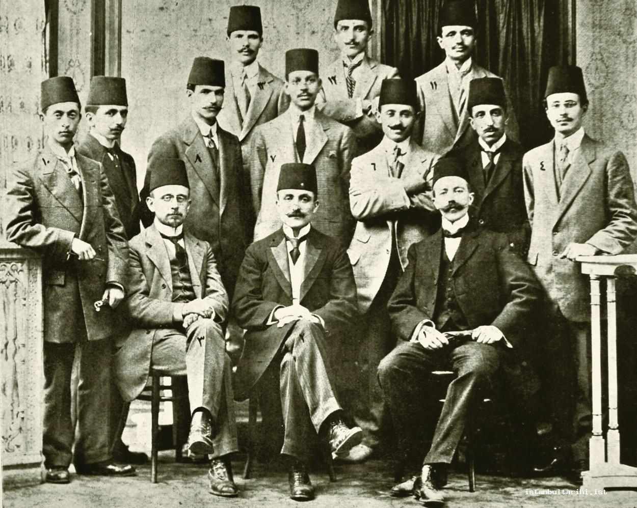4- Mühendis Mektebi’nin 1911 yılı mezunları ve hocalarından bazıları (Şehbâl): Ön sıra. Sağdan sola, önden arkaya: “1- Belçikalı Profesör Mösyö Dikman, 2-Mektep Müdürü Refik Bey, Elektrik Mühendisi Belçikalı Profesör Mihi?, 4-Galip, 5- Vahid, 6- Mehmed, 7-Kemal, 8- Abdullah, 9- Cemal, 10-Hasan, 11-Haydar, 12-Hacı Mehmed, 13 Mustafa Şevket Efendiler”