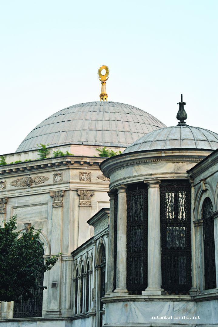 9- The public fountain (on the left) and the tomb of Sultan Mahmud II    