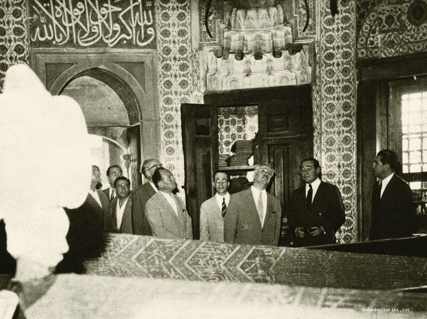 8- “In this picture, Prime Minister Adnan Menderes who has paid close attention to every step of Istanbul development movements is in the tomb of Sultan Süleyman I. He
    is seen as inspecting the matters related to Süleymaniye Complex (Kulliyah).”