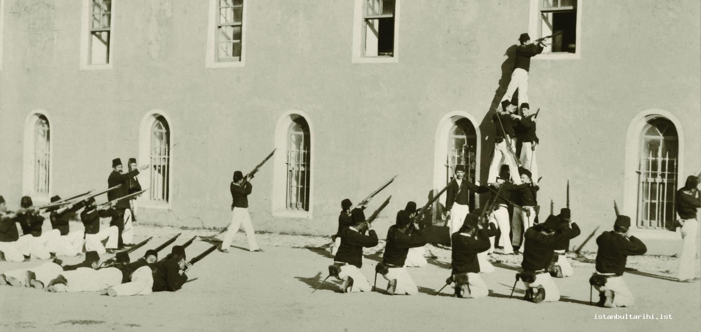19- Bahriye Mektebi talebelerinin atış gösterisi (İBB, Atatürk Kitaplığı)