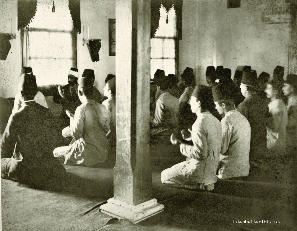 23- Öğrenciler okul mescidinde ibadet ederken (İBB, Atatürk Kitaplığı)